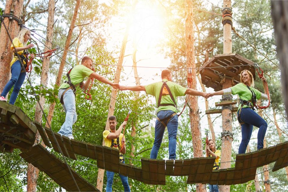 Grupa menedżerów dyskutująca nad strategią podczas warsztatów team buildingowych.
