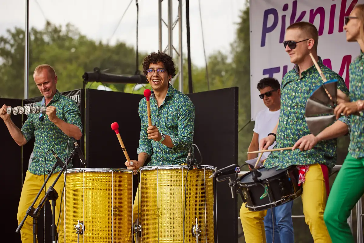 Uczestnicy pikniku firmowego w plenerze