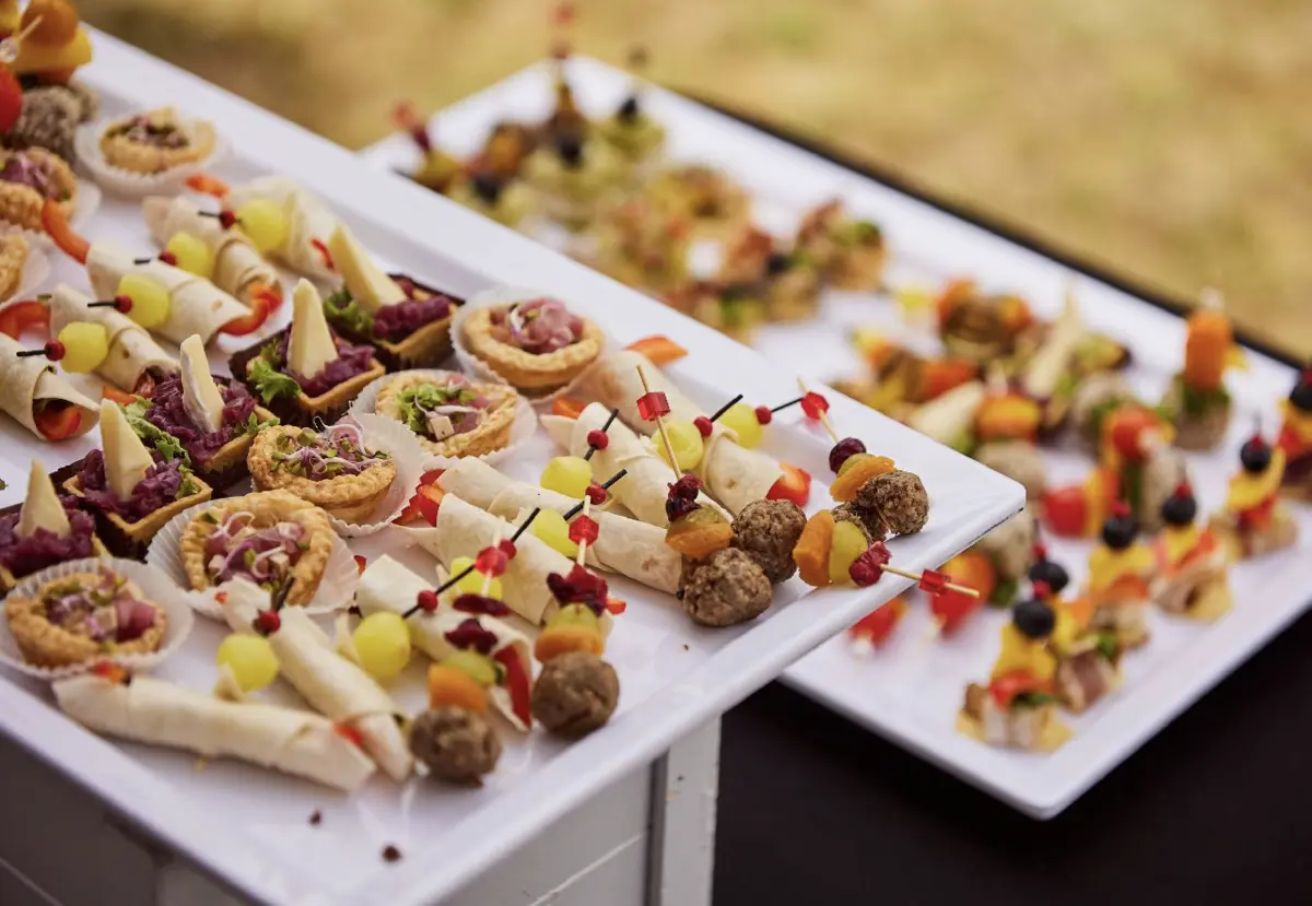 Catering piknikowy Stół z daniami podczas cateringu piknikowego