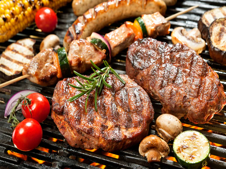 Stół z cateringiem piknikowym od Secret Event, pełen świeżych potraw i przekąsek.