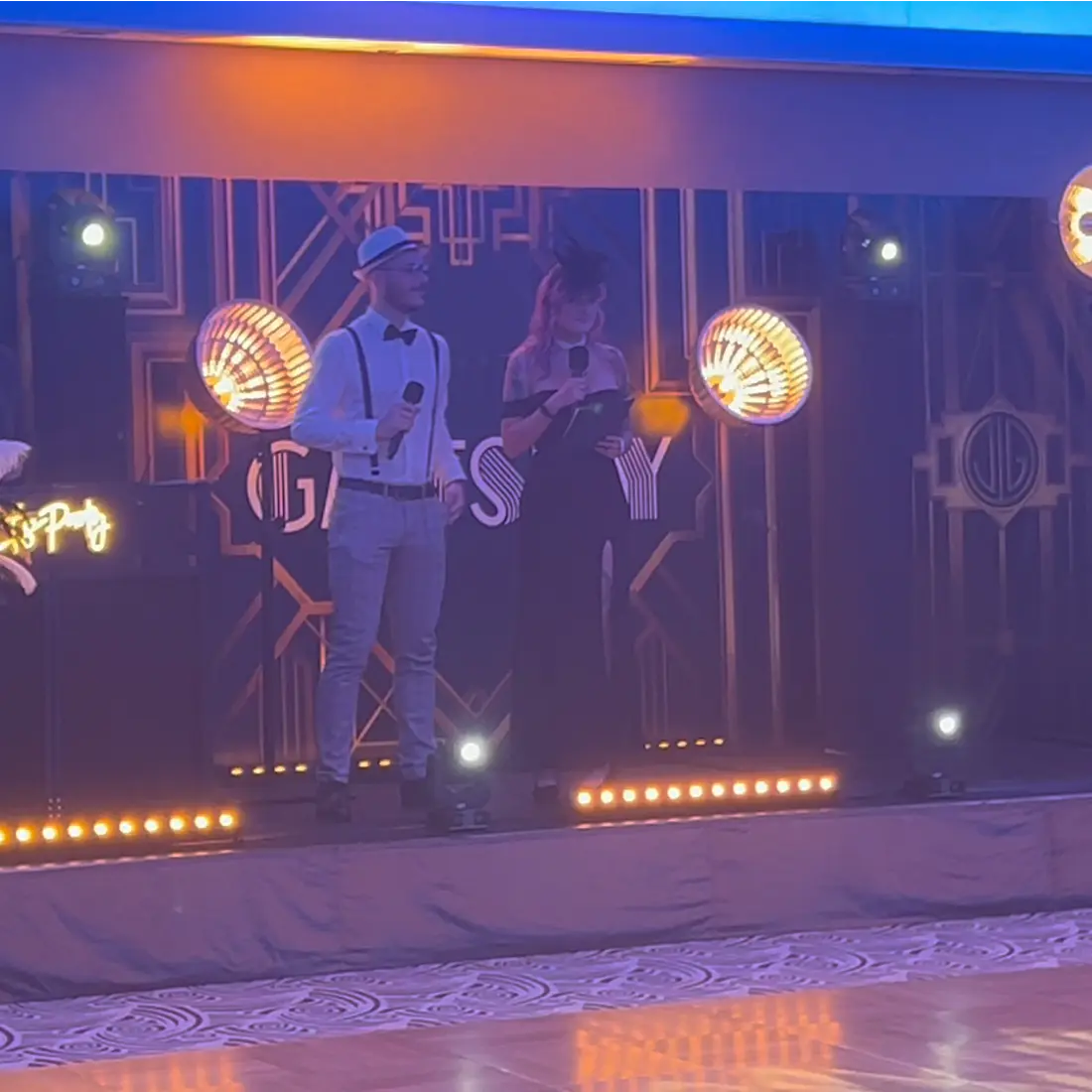 Scena i konferansjerzy na imprezie firmowej w stylu Great Gatsby