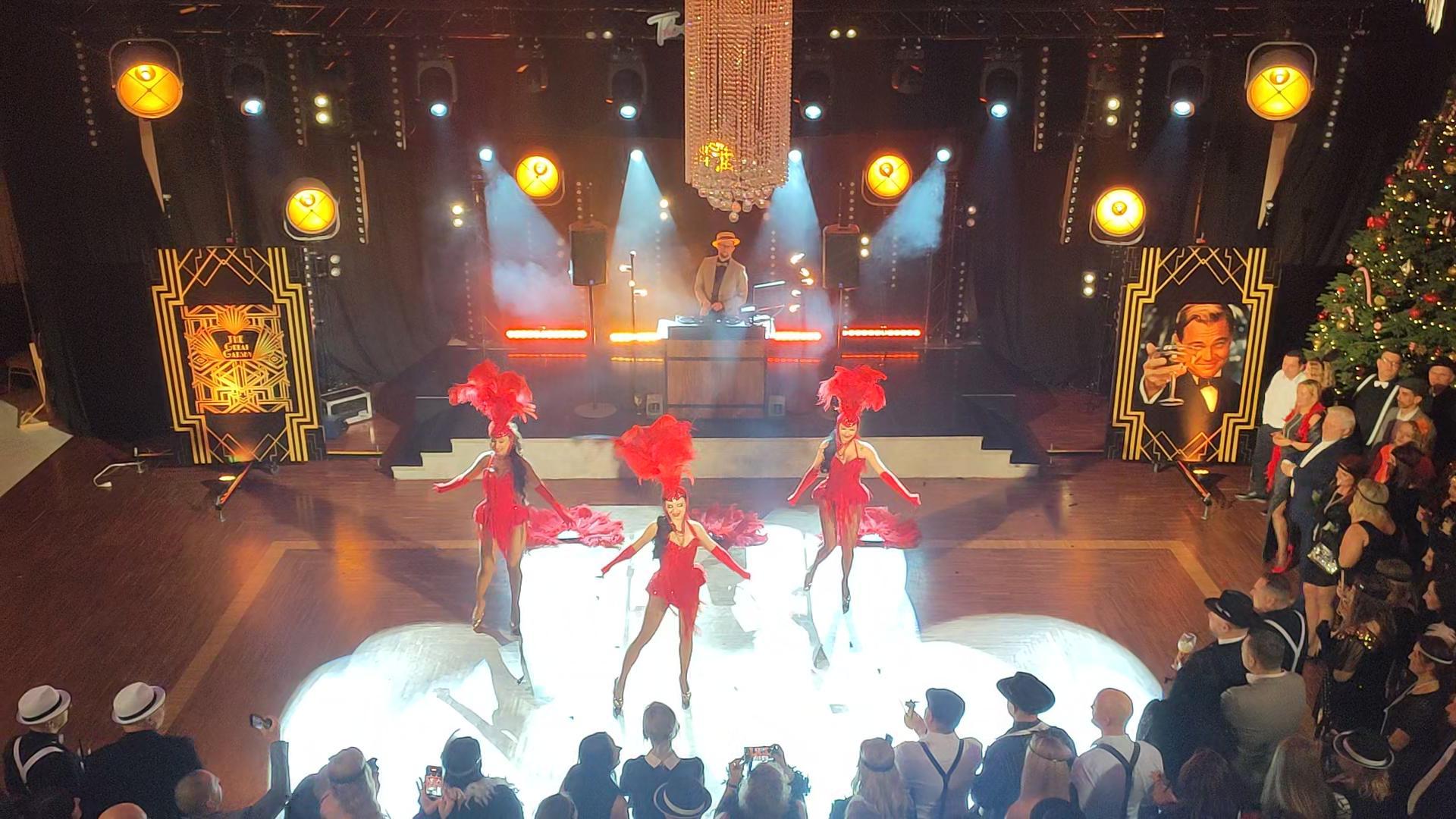 Pokaz taneczny w stylu lat 20. na scenie podczas imprezy tematycznej