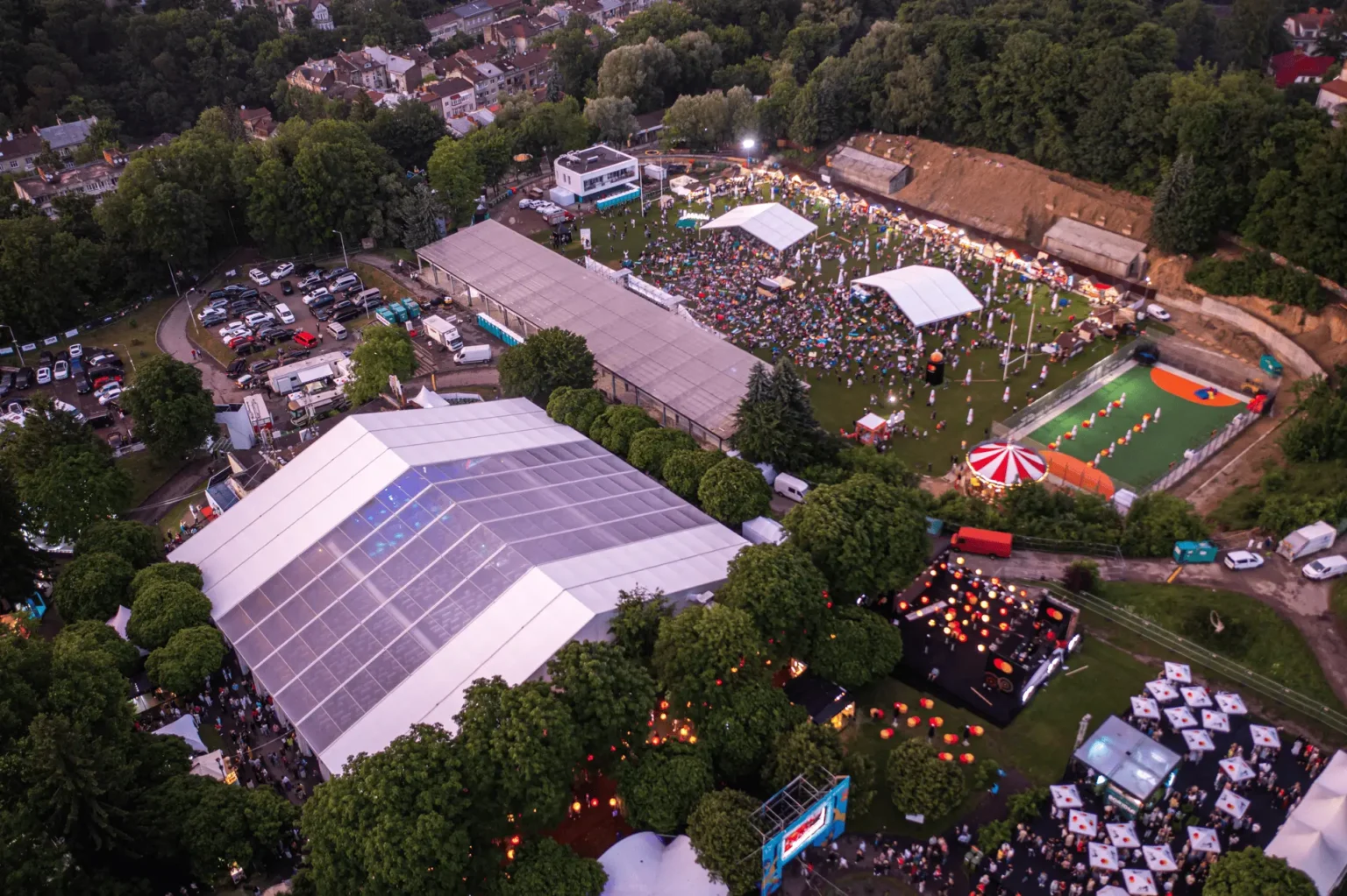 Piknik firmowy w plenerze widziany z góry
